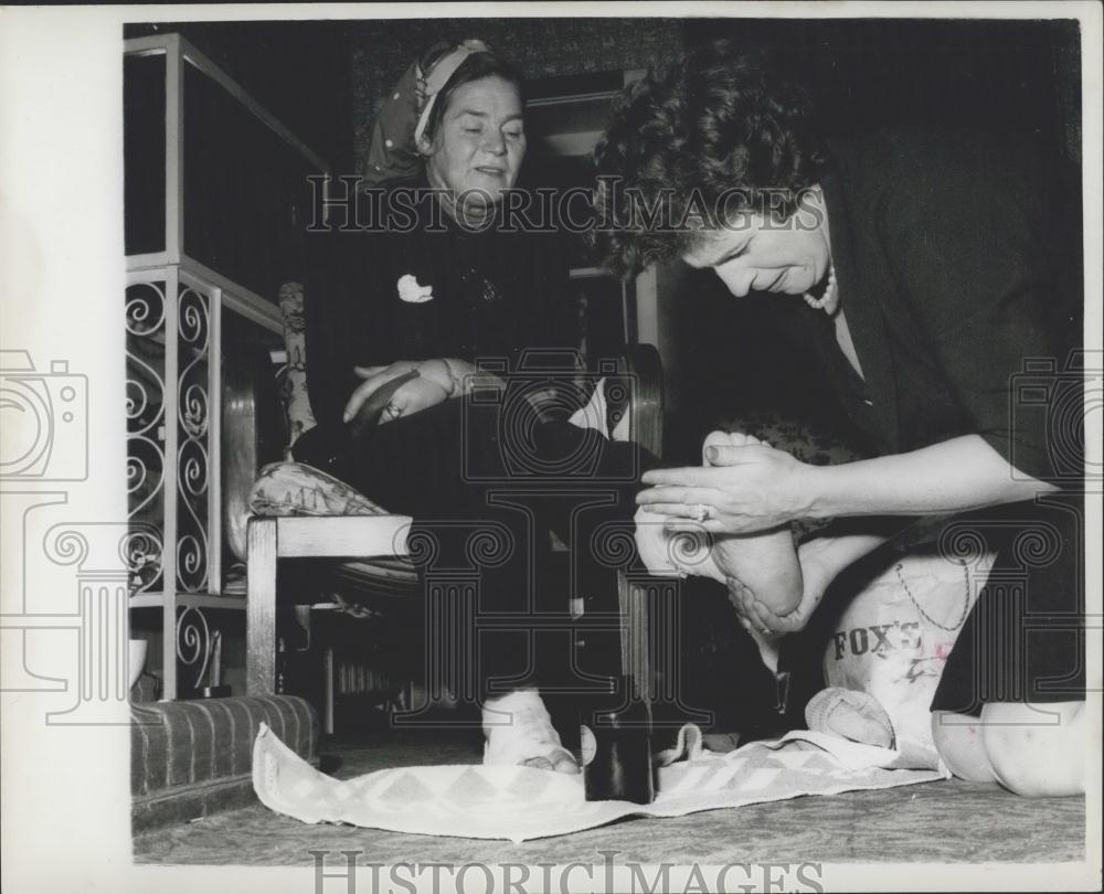 1959 Press Photo Dr. Barbara Moore &amp; Mrs. Toos Warton - Historic Images