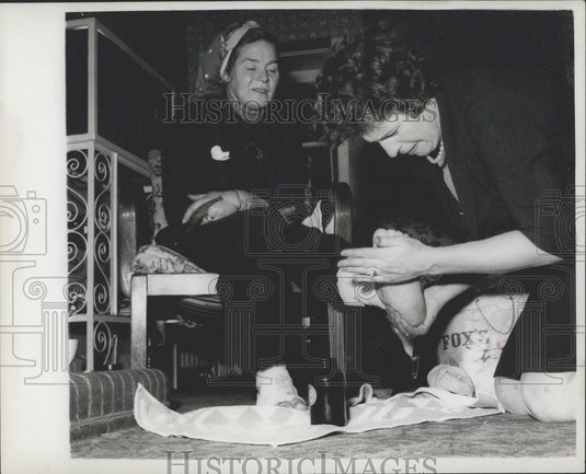 1959 Press Photo Dr. Barbara Moore & Mrs. Toos Warton - Historic Images