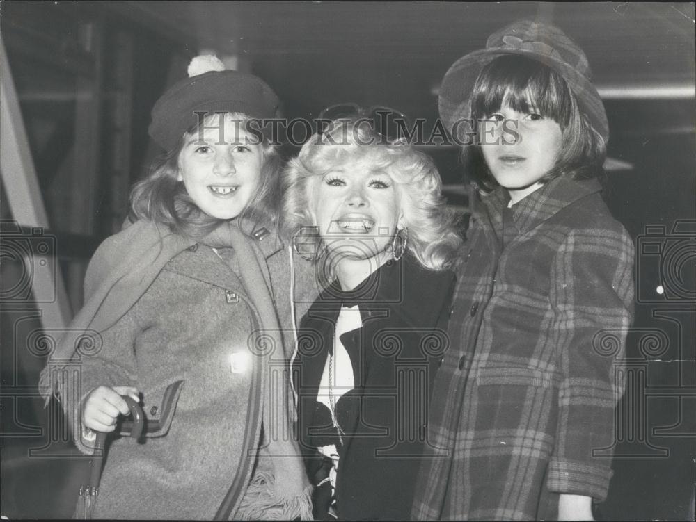 1976 Press Photo American Singer Connie Stevens Arrives In Britain - Historic Images