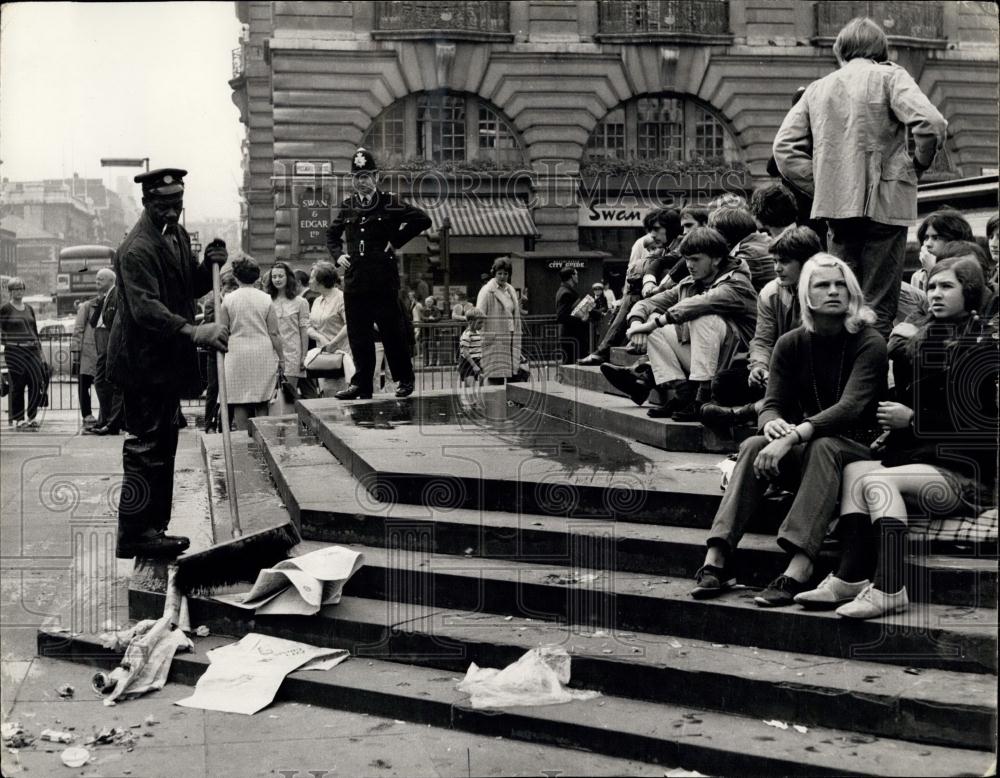 Press Photo Londoners littering and loitering in Piccadilly Square - Historic Images