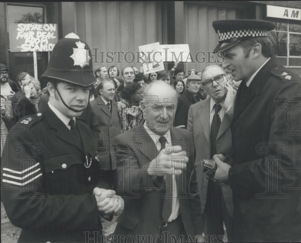 1974 Press Photo Mr. Hugh Scanlon and police at TGWU rally - Historic Images