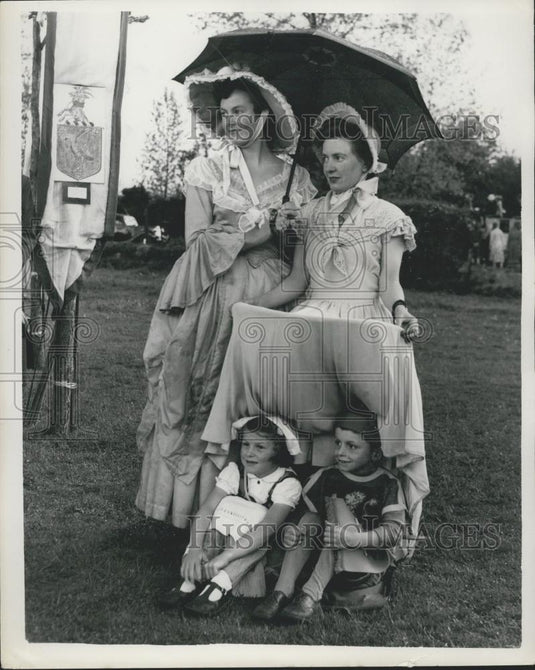 1954 Press Photo Monken Hadley Fair Opened - Historic Images