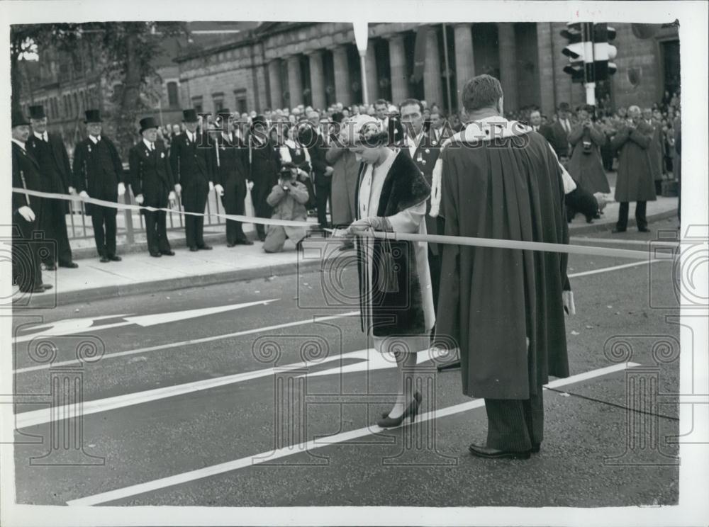 1960 Press Photo Queen opens new bridge in Scotland - Historic Images