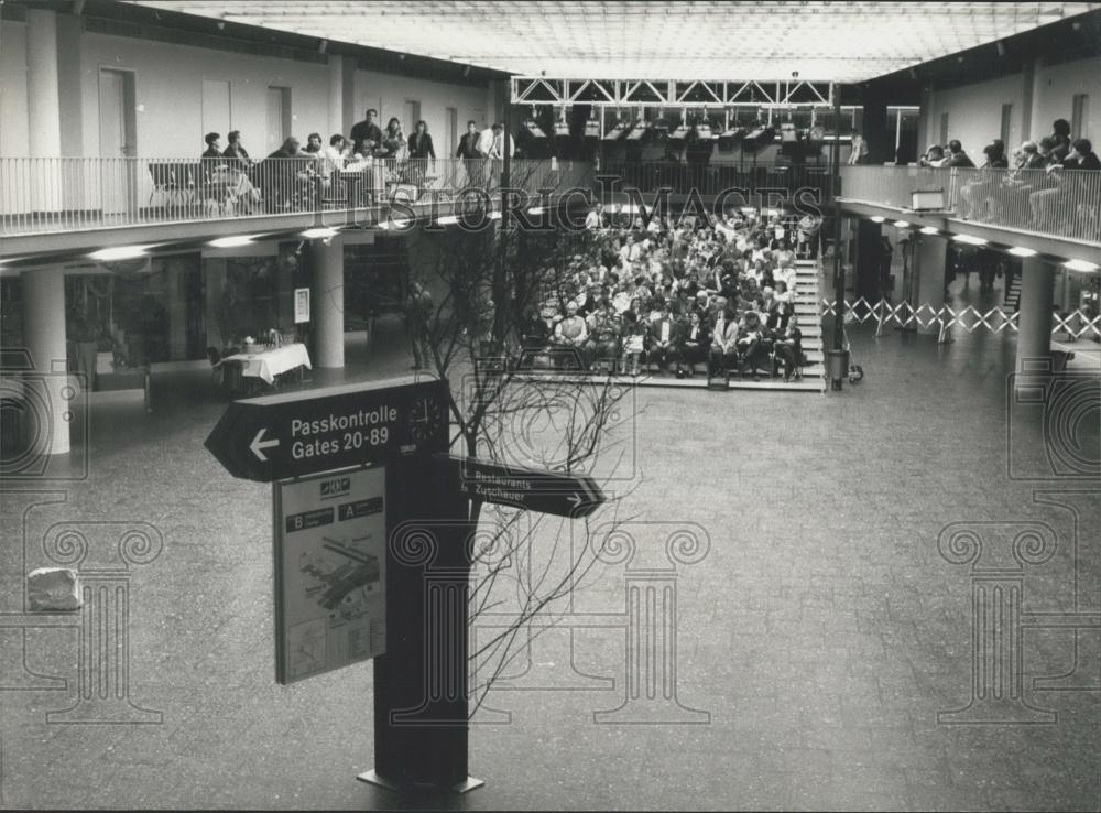 1990 Press Photo Spectators at performance of Swiss theater-group - Historic Images