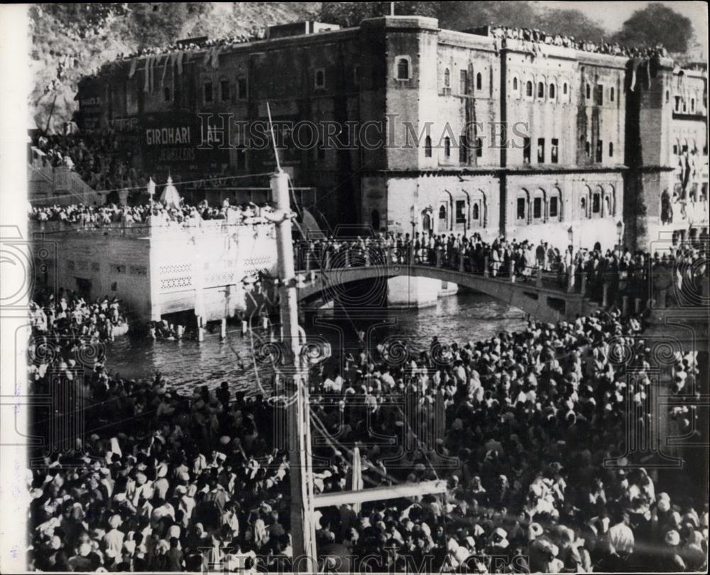 Press Photo crowd at the Ganges River in Hardiwar - Historic Images