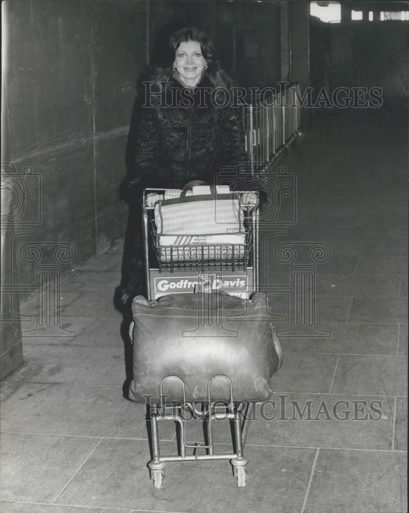 1976 Press Photo Gayle Hunnicutt American Actress London Heathrow Airport BBC - Historic Images