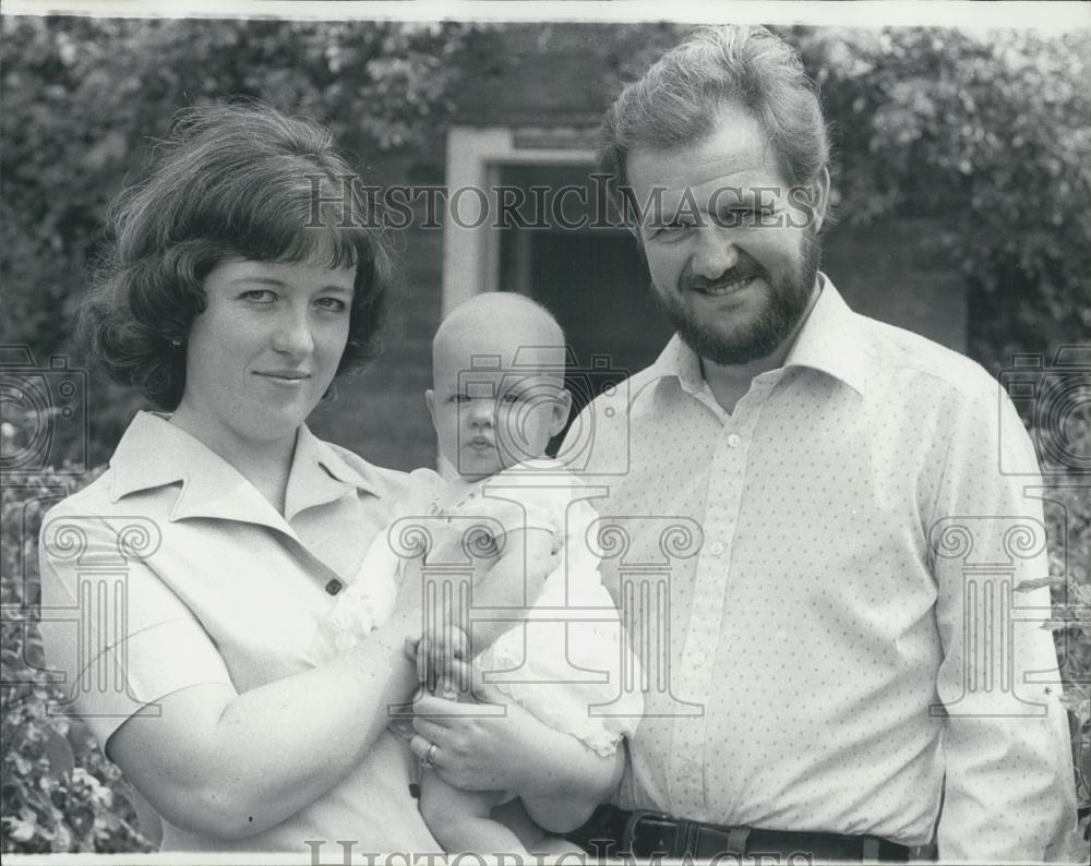 1975 Press Photo British Scientist John Day With Wife And Baby Green Revolution - Historic Images