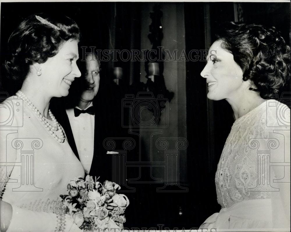 1976 Press Photo H.M. The Queen and the Duke of Edinburgh &amp; Mrs Vittoria Leone - Historic Images