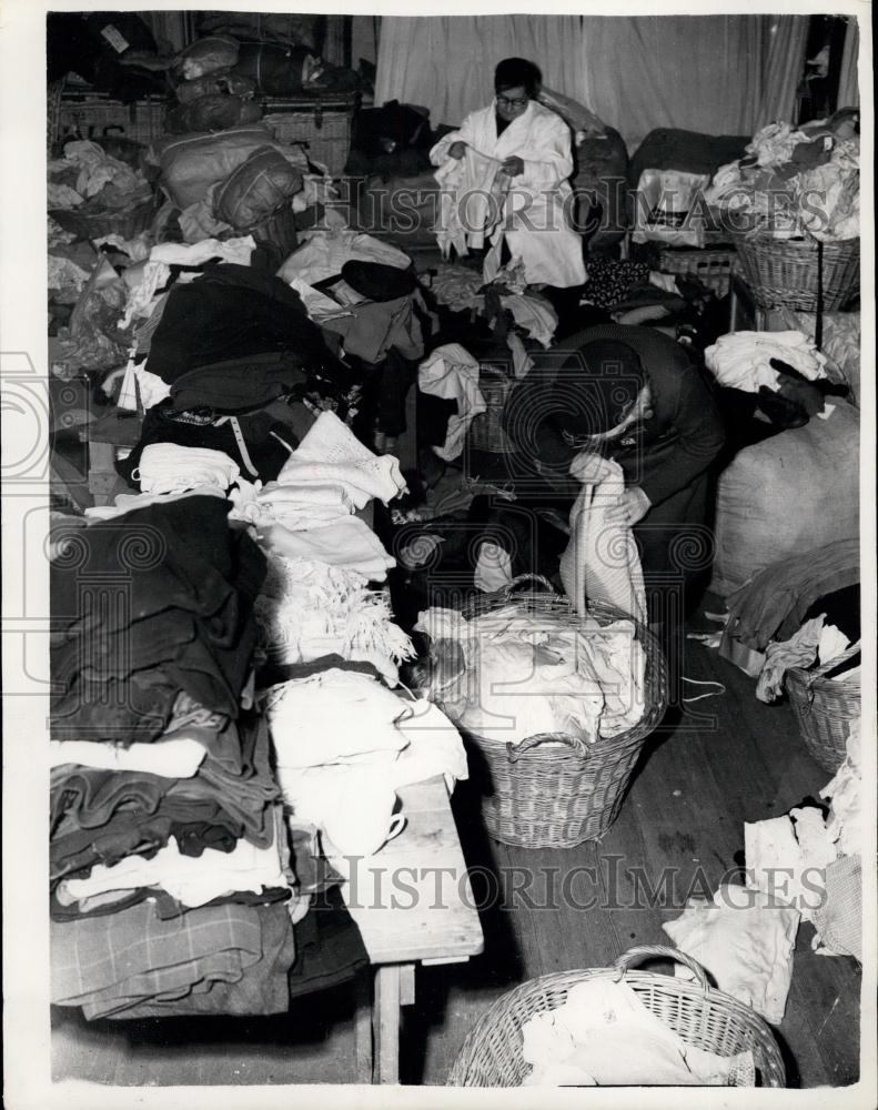 1953 Press Photo Workers Sorting Clothing For Flood Victims, London - Historic Images