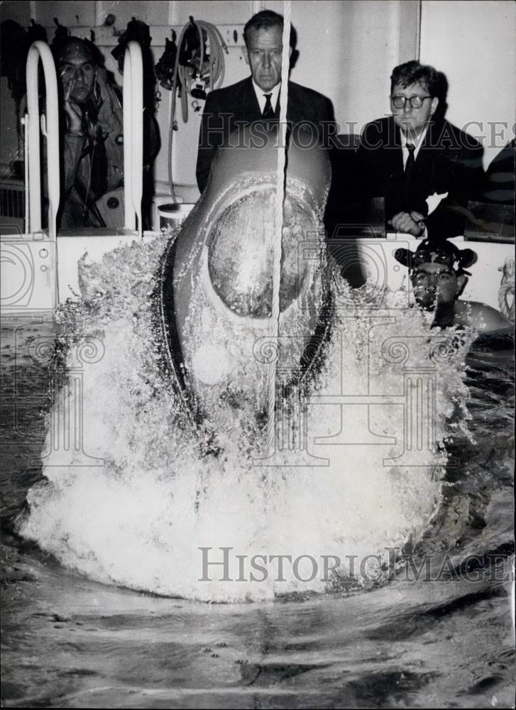 1965 Press Photo C.P.O. SCARR seen poping up in the tank - Historic Images