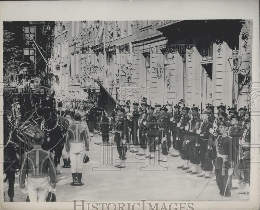 1953 Press Photo Queen Juliana Opens The Dutch Parliament Arriving For The Cerem - Historic Images