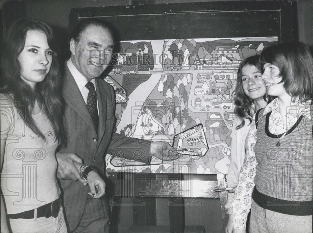 Press Photo Boxer Max Schmeling and school children - Historic Images