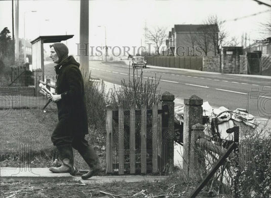 Press Photo Alan Continues Paper Delivery Route In Yorkshire - Historic Images