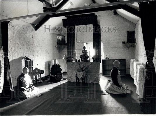 1990 Press Photo Zen Buddhists During Early Morning Prayers Jushy Perry - Historic Images