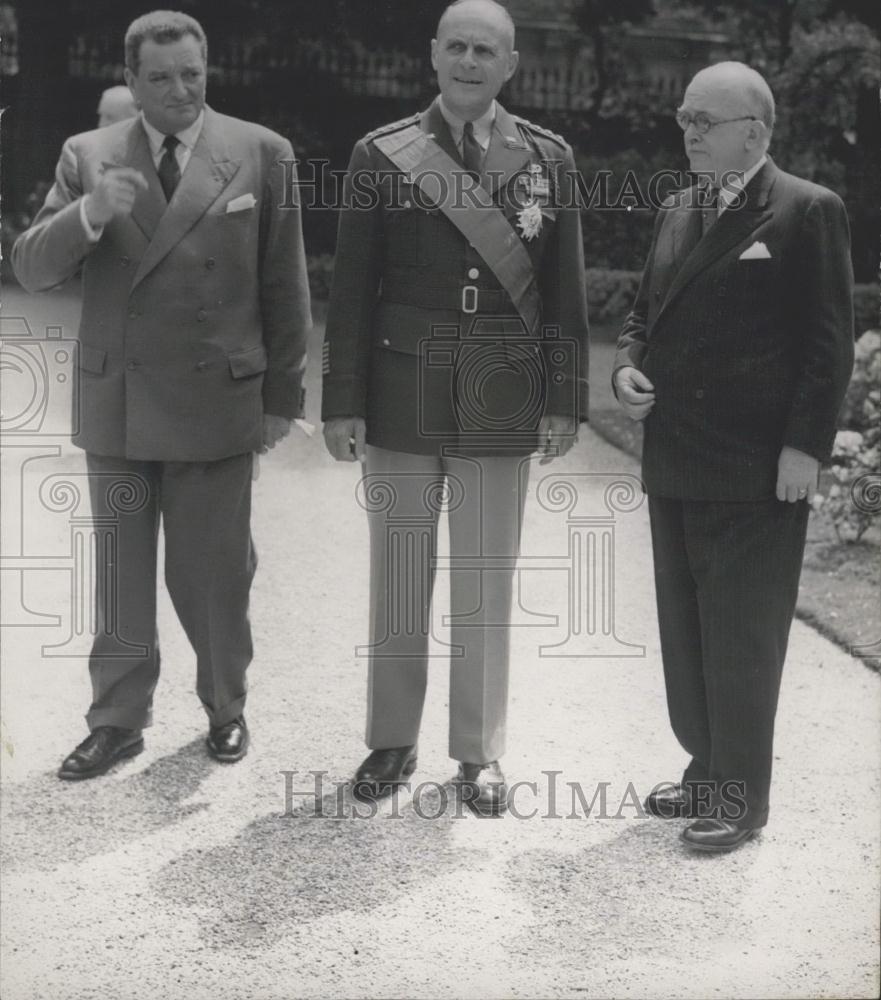 1953 Press Photo President Auriol During his Farewell Visit to Elysee Palace - Historic Images