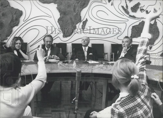 1971 Press Photo Secretary for Foreign Affairs, Walter Scheel as Storyteller - Historic Images