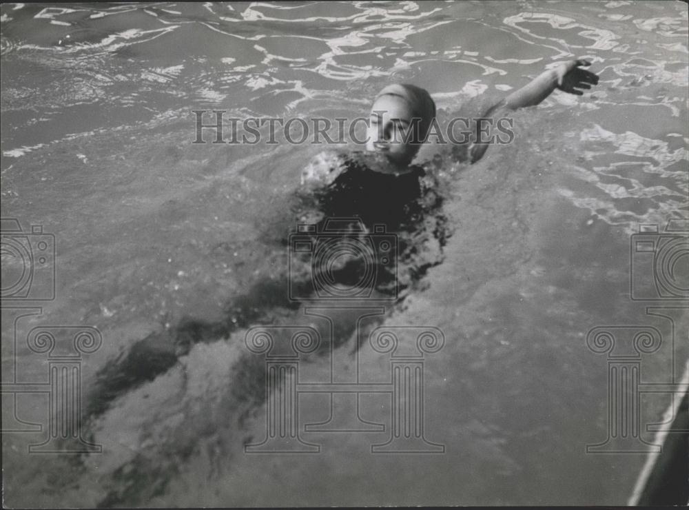 Press Photo Margaret Edwards practices her back stroke at Heston baths - Historic Images