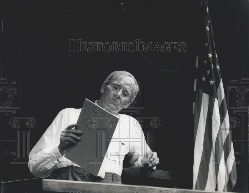 1975 Press Photo Henry Fonda stage debut one man show Piccadilly Theatre - Historic Images