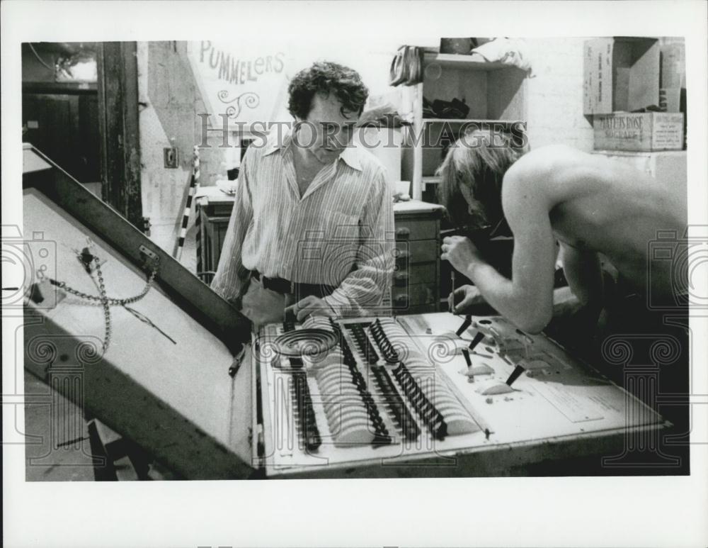 Press Photo Man Stops At The Ligthing Shop For Play - Historic Images