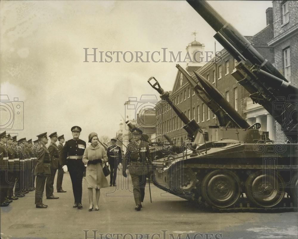 1969 Press Photo The Queen walks down the long line of heavy artillery - Historic Images