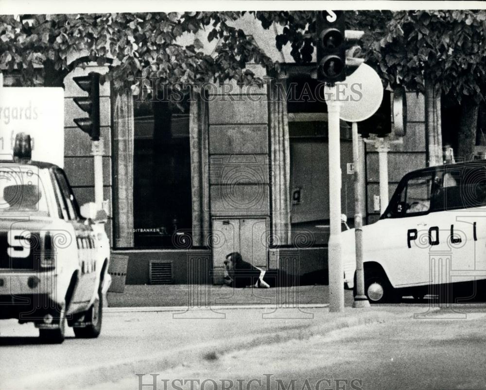 1973 Press Photo Gunman Hold Hostages at StockHolm Bank - Historic Images