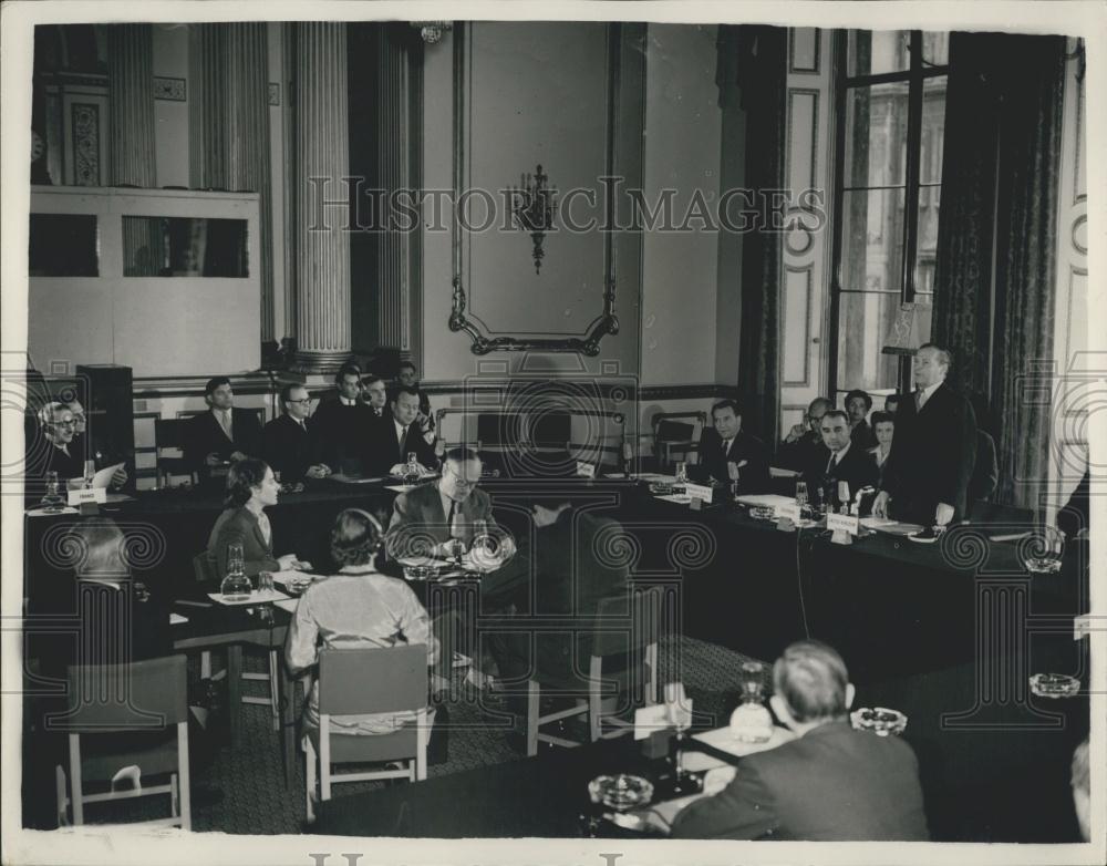 1954 Press Photo Lancaster House Meeting Delegates Selwyn Lloyd Opening Speech - Historic Images