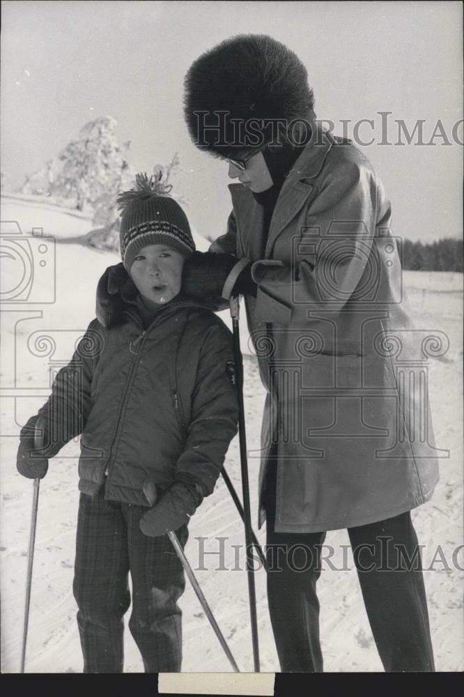 Press Photo Actress Gina Lollobrigida &amp; Son Milko on Holiday - Historic Images