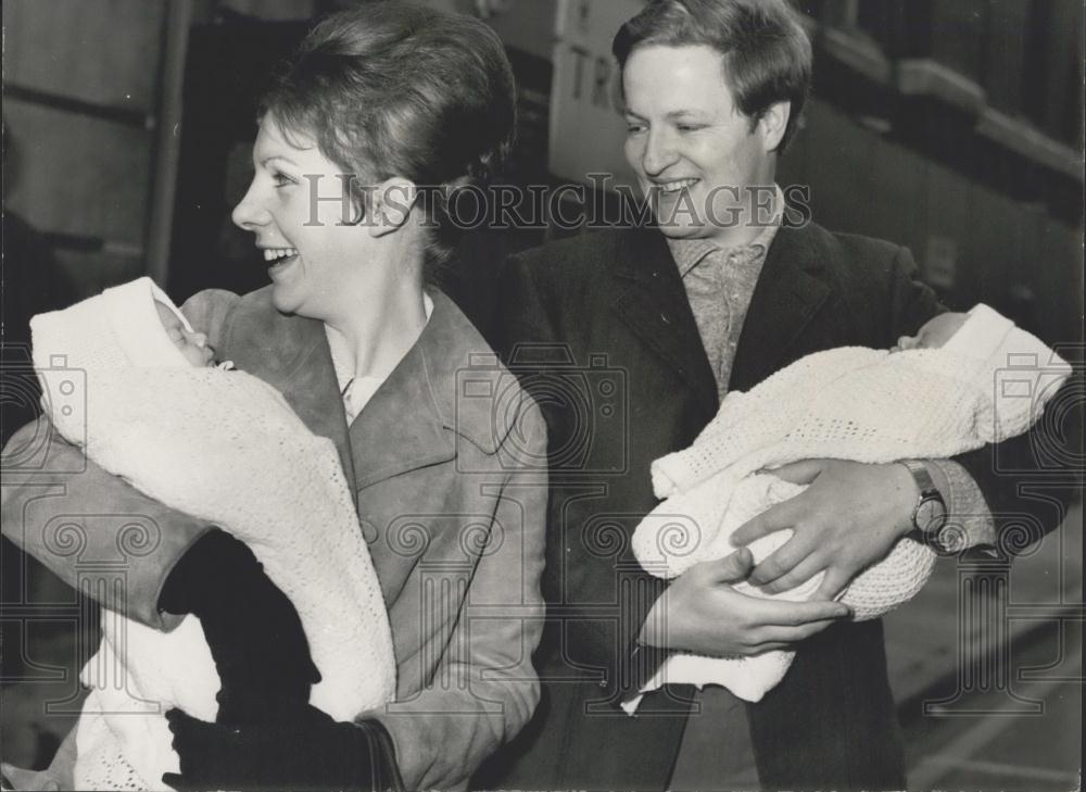 1970 Press Photo Another One of The Letts Quins Goes Home - Historic Images