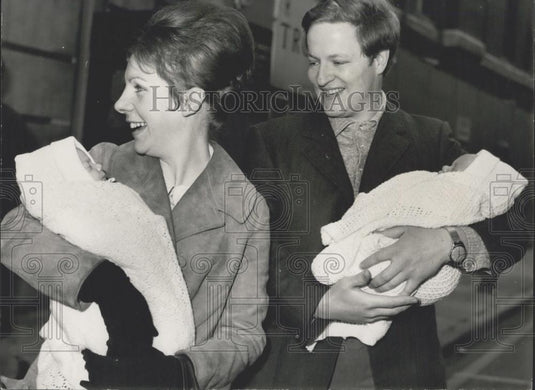 1970 Press Photo Another One of The Letts Quins Goes Home - Historic Images