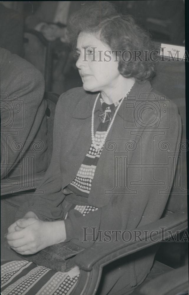 Press Photo Prozene Woman Seated Looking Worried - Historic Images