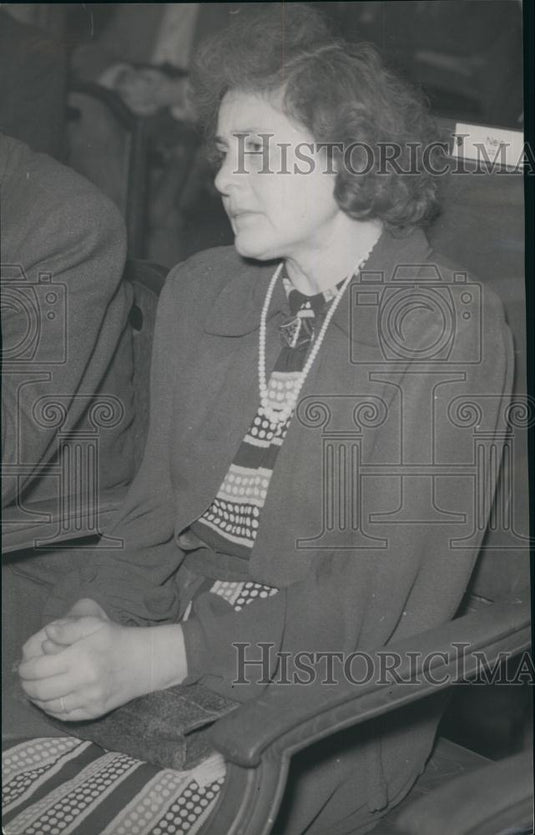 Press Photo Prozene Woman Seated Looking Worried - Historic Images
