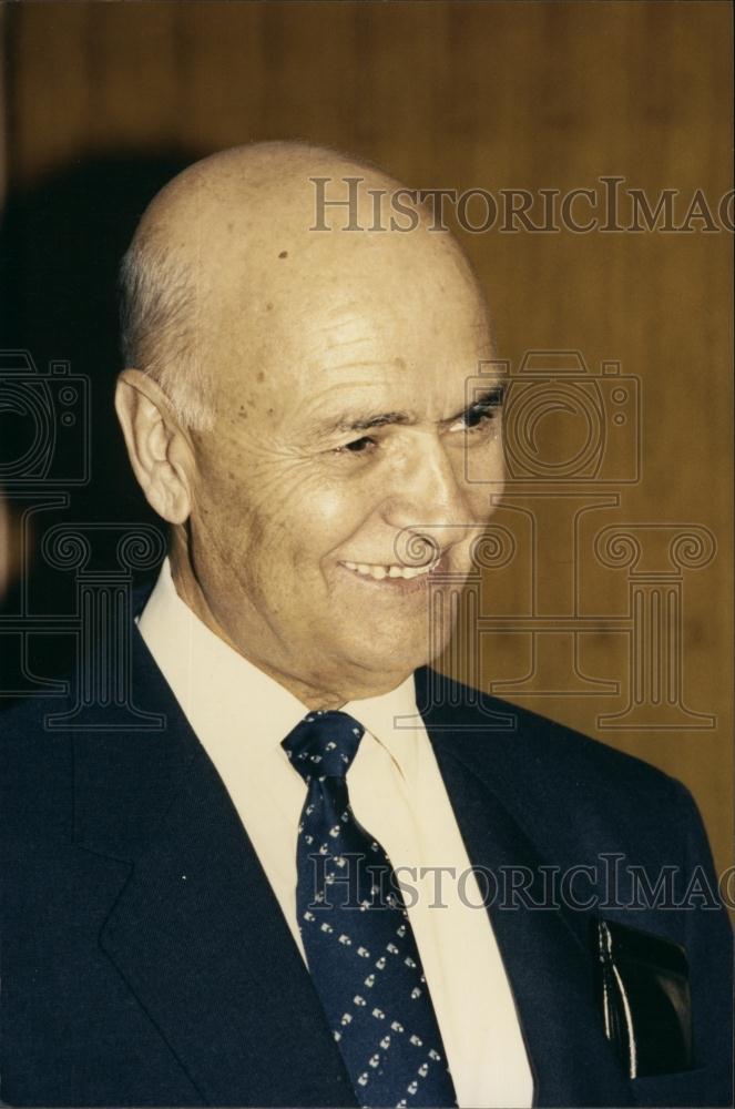 Press Photo Man Wearing Suit Smiling - Historic Images
