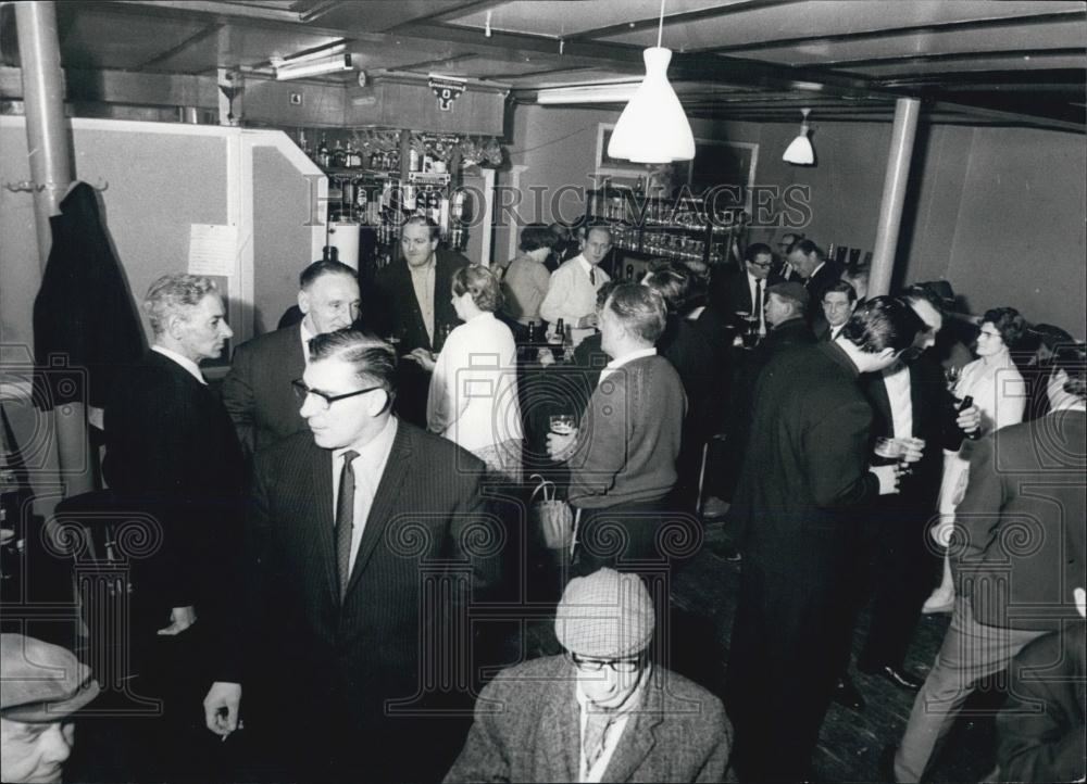 Press Photo Interior of Ship Inn Public House Showing Customers in Saloon Bar - Historic Images