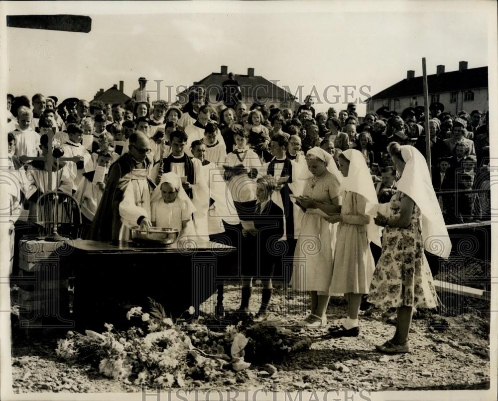 1953 Press Photo Mass Baptism Of Ten Adults And fifty Babie - Historic Images