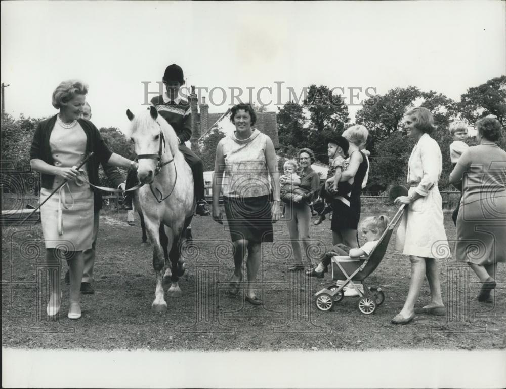 Press Photo Duchess Helps Spastic Children With Riding Instruction - Historic Images