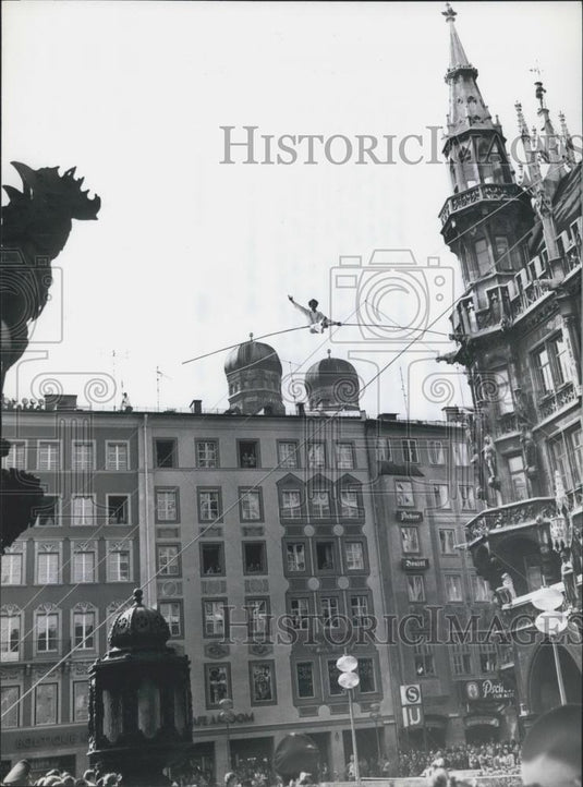 1974 Press Photo The "Oskanis" Acrobats in Munich - Historic Images