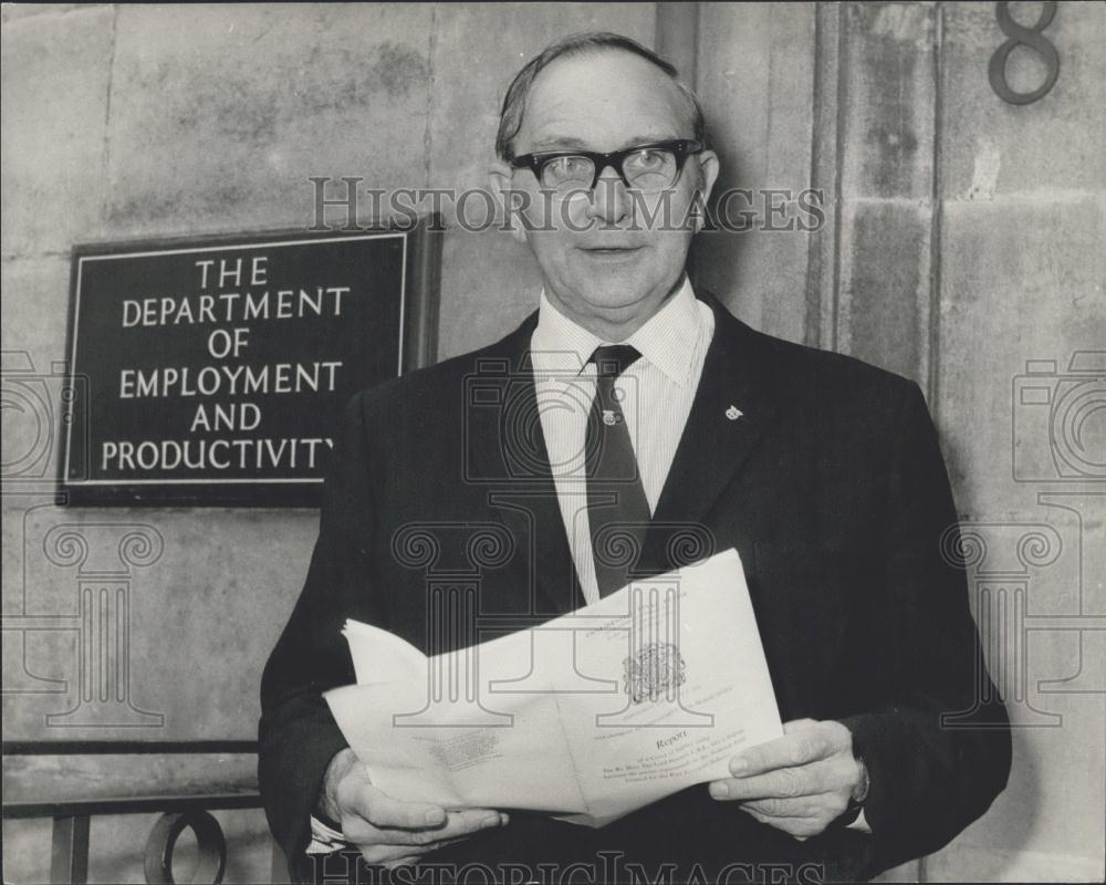 1970 Press Photo Employment Productivity Minister Robert Carr Giving Report - Historic Images