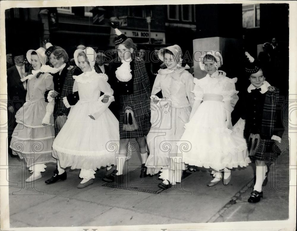 1954 Press Photo Children Dress Parade For Tattoo. - Historic Images