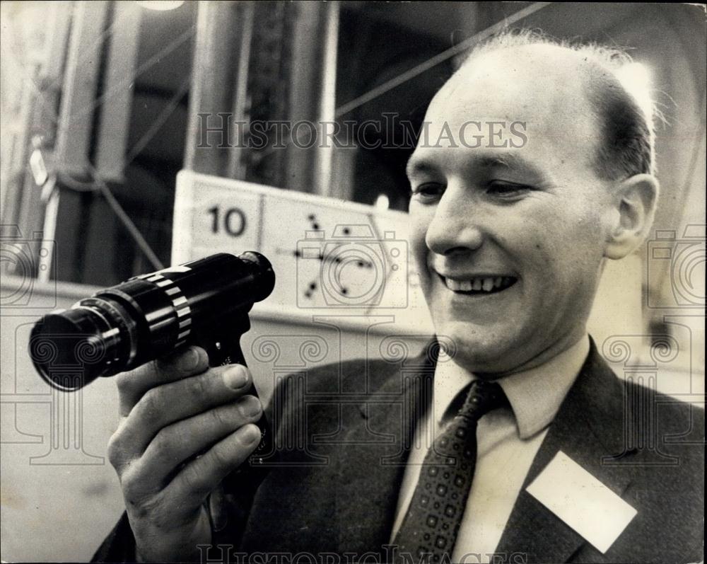 1969 Press Photo Alexandra Palace Physics Exhibition Visitor Holding Generator - Historic Images