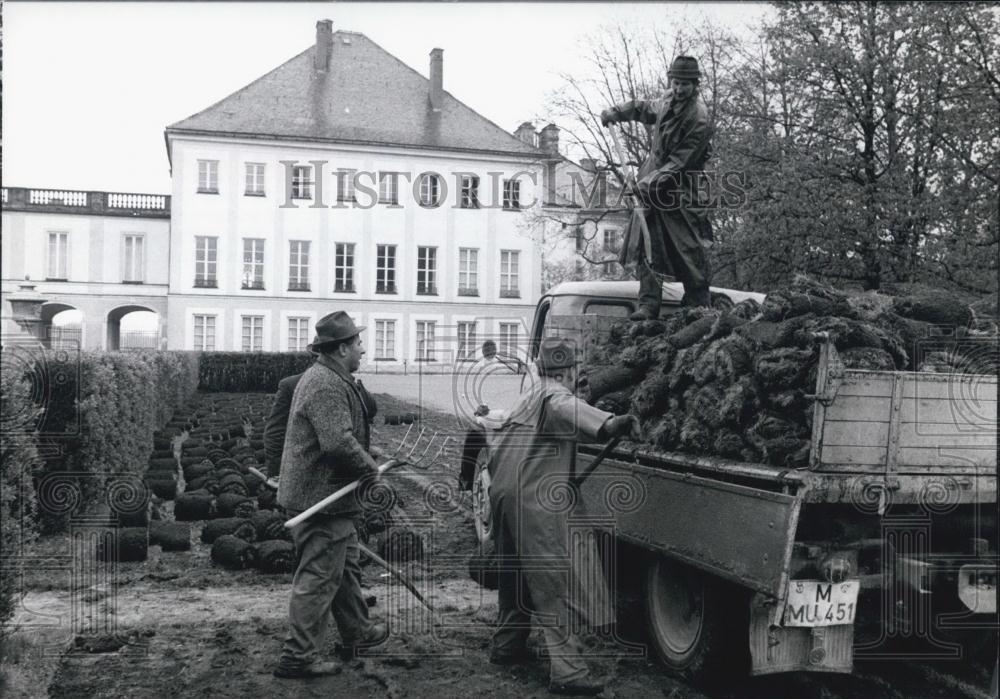 1972 Press Photo Turf-Carpet in Nymphenburger's Castle Park will be Transplanted - Historic Images