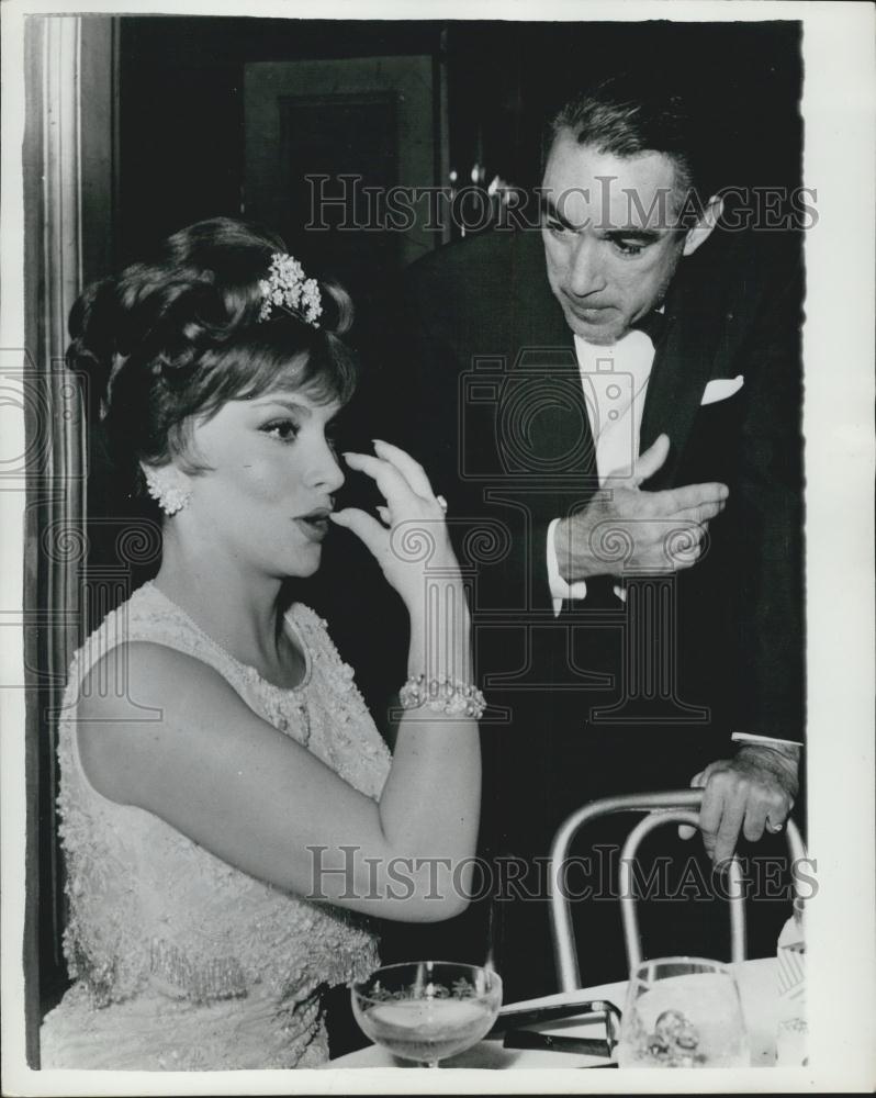 1961 Press Photo Actress Gina Lollobrigida Talks With Actor Anthony Quinn - Historic Images