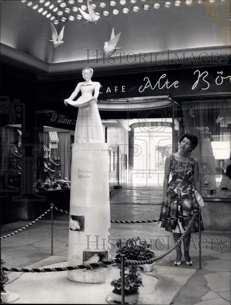 Press Photo Pigeon-Marie&quot; statue in a new mall&quot; - Historic Images