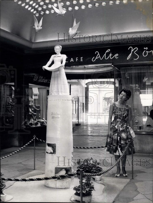 Press Photo Pigeon-Marie" statue in a new mall" - Historic Images