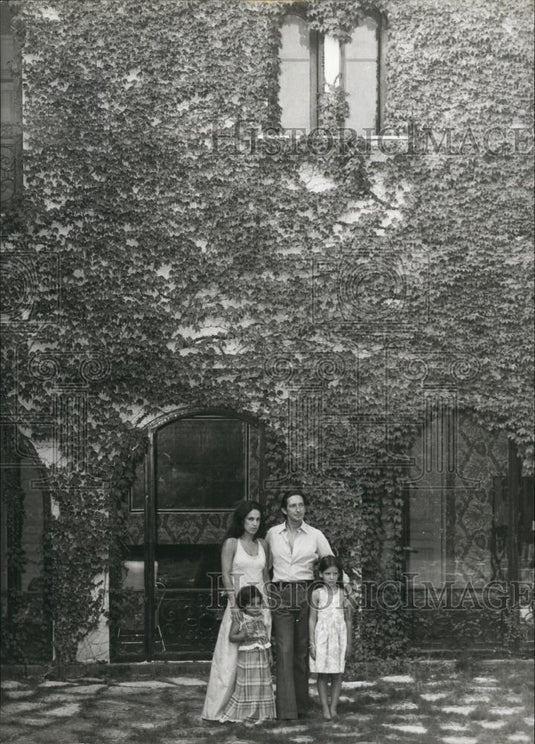 1975 Press Photo Family Together In Front Of Home - Historic Images