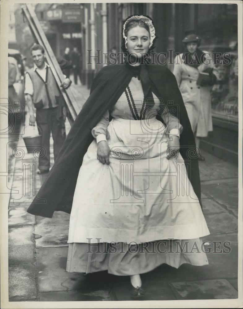 1954 Press Photo &#39;&#39;Florence Nightingale&#39;&#39; prepares for searchlight tattoo - Historic Images