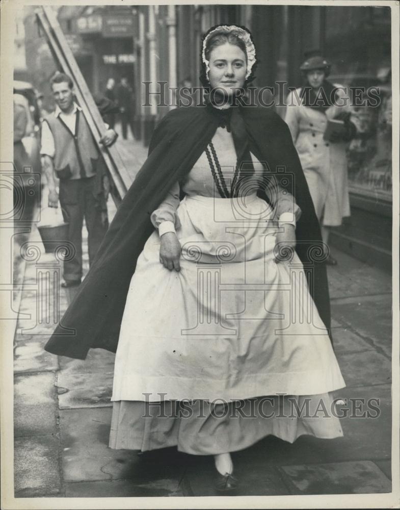 1954 Press Photo ''Florence Nightingale'' prepares for searchlight tattoo - Historic Images