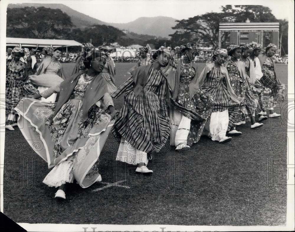 1955 Press Photo Native Girls Dance For Princess Margaret - Historic Images