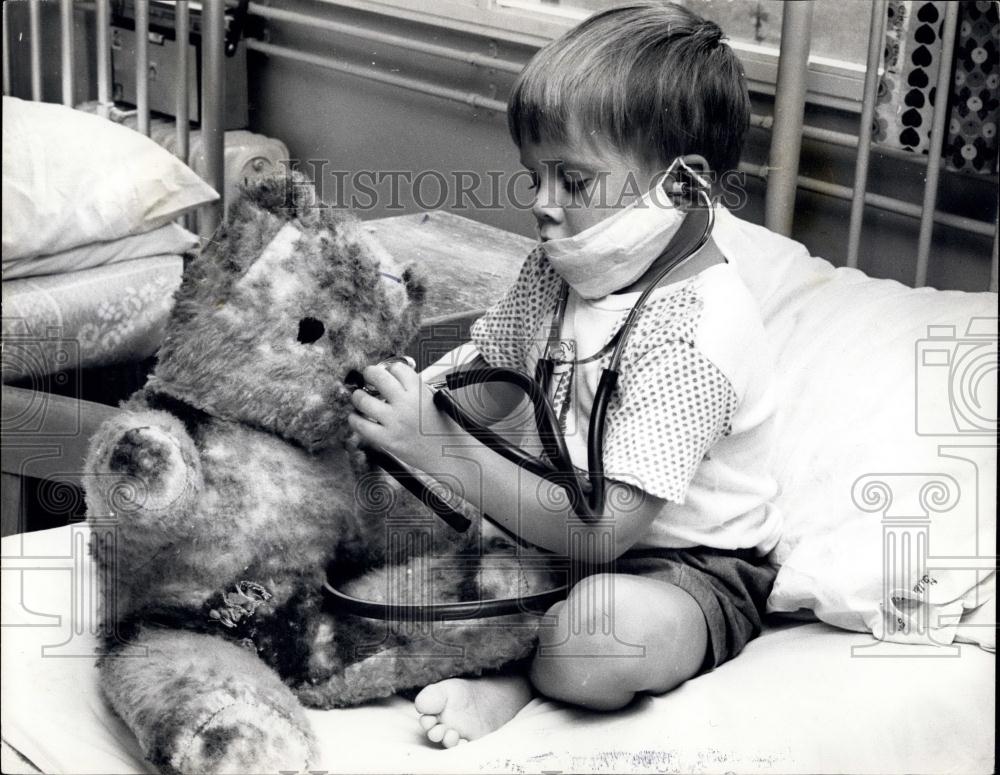Press Photo Young Michael, 5, and his teddybear - Historic Images