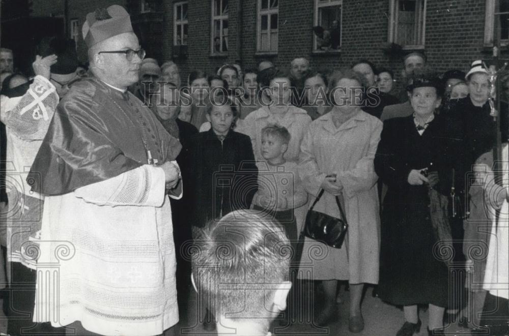 1957 Press Photo Bishop Dr Wittler Largest Refugee Camp Wentorf Germany - Historic Images