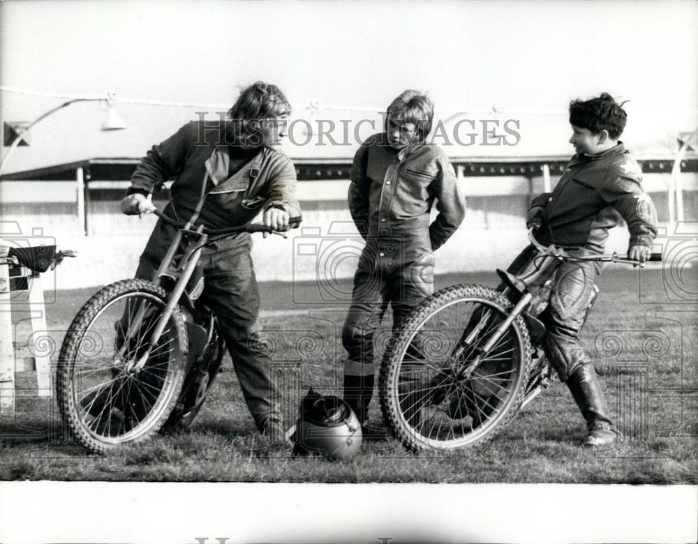 1972 Press Photo Terry Betts (left) chats with Carl Crane and Ian Harvey. - Historic Images